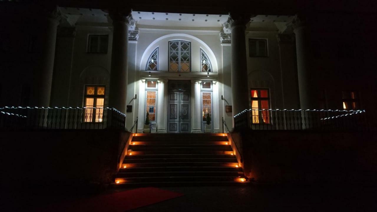 Saku Mois & Saku Manor Hotel Екстериор снимка